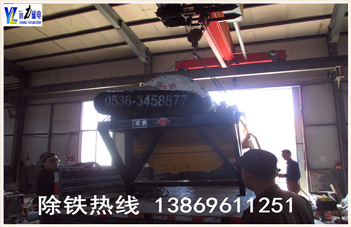 2.小型强磁磁选机的分选择效果好  　　行简单的小型磁选机. 采用磁分离专利技术还增加了分拣计划,提高分拣精度,无论硬矿石软,无论粗颗粒,细颗粒,所有类型的选矿机都可以自动调度,分选效果控制在许可范围内.  　　3.麻豆亚洲精品小型强磁磁选机创新产品  　　以烧结钕铁硼"管包裹动态半封闭磁性系统"专有技术为中间,开发了一系列麻豆爱爱视频,时间一直是定型产品的发展：  　　4.小型强磁磁选机的处理量及型号  　　CTG-620干滚筒式粗轧机(粗轧设备可用于丰富河砂,砂铁矿,铁矿石等)处置量：100-125t / h  　　CTG-824干滚筒粗选机(粗机设备可用于丰富河砂,砂铁矿,劣铁矿等)处置能力：125-150t / h  　　CTG-8180干滚筒粗轧机(粗轧设备可用于贫矿,尾矿,河砂,钢渣等)处置能力：50-80t / h