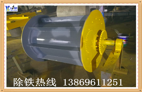 1.磁选滚筒磁力影响因素大致如下  　　1.1.磁选滚筒饲料泥与土壤混合,在浓缩机中使用絮凝剂去除土壤;接缝变大或破裂,使得分选槽中的大颗粒不能及时清除,导致没有溢出或溢出,使得磁选区域变短并且更换筛板.进入与絮凝剂混合的泥煤中,使用浓缩机中的分散剂去除絮凝剂.故障  　　1.2.磁选滚筒溢出过多处理方法：   排放直径太小,不能增加尾部排放,直到有一定量的溢流溢流溢流堰;饲料固体含量过高,增加操作差距,重新检查溢出;入口侧太靠近,重新放置滚筒;流量波动状态,磁选机之前安装流量控制器流量或提高进料状态;鼓在底部的塞子上,可以将橡皮筋放在滚筒的底部,从一侧到另一侧进行检查).如发现堵塞,提起滚筒去除塞子.故障  　　1.3.磁选滚筒浓缩浓缩物低处理方法：   磁铁位置过高,无法重新定位磁铁位置;水位过高,不能重新调整尾矿衬套尺寸;嵌套间隙太宽,无法向前移动滚筒.故障